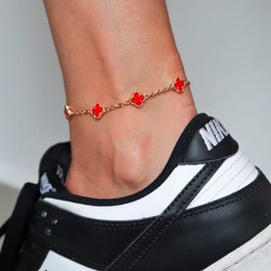 Tornozeleira Trevo Vermelho em Banho de Ouro 18K - PL22831