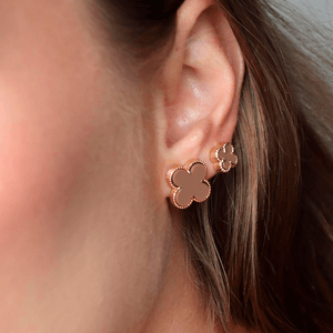 Brinco Trevo Mini Mocha Mousse em Banho de Ouro 18K - PL24235