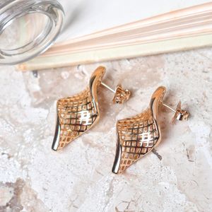Brinco Torcido 3D em Banho de Ouro 18K - PL24923